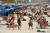 17일(현지시간) 미국 플로리다 클리어워터 해변이 많은 사람들로 붐비고 있다. [로이터=연합뉴스] 