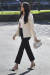 6일, 로버트 클록 어퍼 스쿨에 방문한 메건 마클. 크림색 재킷에 블랙 팬츠를 입고 독특한 매듭의 손가방을 들었다. 가방은 영국에서 활동하는 한국인 디자이너 '레지나 표'의 제품이다. 사진 AP=연합뉴스