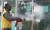 종로구 창신3동 새마을 방역 관계자가 18일 오전 서울 종로구의 한 어린이집에서 신종코로나바이러스 감염증(코로나19) 확산 방지를 위한 방역을 하고 있다. 연합뉴스