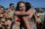 봄방학을 맞아 미국 플로리다 폼파노 해변을 찾은 학생들이 17일(현지시간) 파티 도중 포옹하고 있다. [AP=연합뉴스]