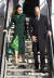 영국 윌리엄 왕세손과 케이트 미들턴 왕세손비가 지난 3일 아일랜드를 방문하기 위해 공항에 도착했다. 아일랜드의 상징 색인 녹색 코트와 드레스, 신발, 가방 등으로 예의를 갖춘 케이트 미들턴의 모습. 사진 EPA=연합뉴스