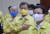 문재인 대통령이 17일 정부서울청사에서 열린 국무회의에서 국민의례를 하고 있다. 문 대통령은 이날 대전의 마을공동체에서 만든 면 마스크를 착용했다. [청와대사진기자단]