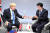 보리스 존슨 영국 총리(왼쪽)와 아베 신조 일본 총리가 지난해 8월 26일 프랑스 비아리츠에서 열린 G7 정상회의에서 회담을 하고 있다. [EPA=연합뉴스]