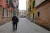 지난 13일 이탈리아 베네치아에서 마스크를 쓴 한 노인이 골목을 걷고 있다. [로이터=연합뉴스] 