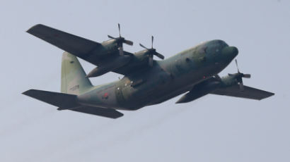 ‘수술용 가운 8만벌’ 실은 공군 수송기 미얀마에서 김포공항 도착