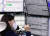 19일 서울 영등포구 여의도 국민은행 딜링룸에서 한 직원이 전화 통화를 하며 컴퓨터 화면을 바라보고 있다. 연합뉴스