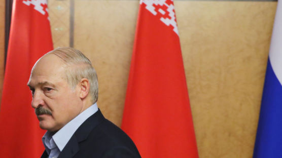 "보드카 마시고, 트랙터 타면 코로나 예방한다"는 벨라루스 대통령