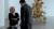 2017년 칸영화제 황금종려상을 받은 스웨덴 영화 '더 스퀘어'에서 엘리자베스 모스(왼쪽). 유명 미술관 큐레이터의 가식을 벗겨내는 미술 기자이자 하룻밤을 함께하는 앤을 연기했다. [사진 아이 엠]