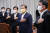 19일 청와대관에서 열린 제1차 ‘비상경제회의’에서 문재인 대통령이 노란 면마스크를 쓰고 국민의례를 하고 있다. 강정현 기자