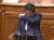 아베 신조(安倍晋三) 일본 총리가 지난 6일 오전 참의원 본회의에서 답변서를 읽던 중 기침이 나오려하자 소매로 입을 가리고 있다. [연합뉴스]