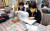 양금화 대전마을활동가포럼 대표(왼쪽)와 임정애 운영위원이 18일 대전 둔산동 공방에서 취약 계층 등에게 전달할 재사용이 가능한 면 마스크를 제작하고 있다. 프리랜서 김성태