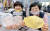 양금화 대전마을활동가포럼 대표(오른쪽)와 임정애 운영위원이 18일 대전 둔산동 공방에서 취약 계층 등에게 전달할 면 마스크를 선보이며 기뻐하고 있다.프리랜서 김성태