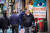 이탈리아 나폴리 콰르티에리 스파뇰리에서 한 시민이 마스크를 쓰고 걸어가고 있다. EPA=연합뉴스