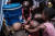 케냐 나이로비의 키베라 슬럼가에서 어린이들이 코로나19 예방을 위해 손씻는 방법을 시민단체 관계자로부터 배우고 있다. [AFP=연합뉴스]