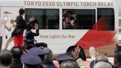 [한컷플러스+] 바람 앞 등불… 도쿄올림픽 성화 일본 도착!