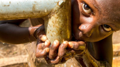 손 씻을 물 커녕 식수도 없는데··· 아프리카로 향하는 코로나