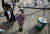 22일 일본 도쿄 우에노공원에서 한 시민이 벚꽂 사진을 찍고 있다. 로이터=연합뉴스