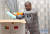 19일 아프리카 배냉 코토누에서 배냉 보건부 직원이 중국이 보낸 코로나19 검사 키트를 열어보고 있다. 배냉 주재 중국 대사관은 이날 베냉 보건부에 검사 키트 1500 세트를 기증했다. [신화망 캡처] 