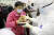 지난달 15일 중국 후베이성 우한시의 한 코로나19 임시 병원에서 환자들이 점심식사를 받고 있다.[로이터=연합뉴스]