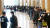 정부가 코로나19 관련 유럽발 입국자에 대한 검역을 강화한 가운데 23일 인천국제공항 1터미널에서 독일 프랑크푸르트 발 여객기를 타고 입국한 승객들이 격리시설로 이동하는 버스를 탑승하기 위해 줄지어 기다리고 있다. 뉴시스