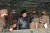 김정은 북한 국무위원장이 12일 포병부대들의 포사격대항경기를 지도하고 있다. 김 위원장을 제외한 간부들만 마스크를 썼다. 박정천 총참모장(사진 왼쪽) 등 일부 간부들은 마스크를 코 아래로 잘못 착용한 사례도 눈에 띈다. [연합뉴스]