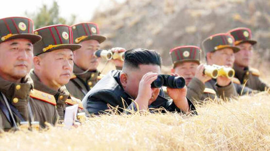 [서소문사진관]김정은, 코로나19 두렵지 않나? 북한 군인들 마스크 없이 근접수행