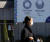 마스크를 쓴 여성이 9일 오후 도쿄 올림픽·패럴림픽 홍보물이 설치된 일본 도쿄도(東京都) 지요다(千代田)구의 한 사거리를 지나가고 있다. [연합뉴스]