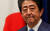 아베 신조 일본 총리가 14일 저녁 총리관저에서 기자회견을 열고 신종 코로나에 대한 일본 정부의 대책을 설명하고 있다. [로이터=연합뉴스] 