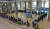 유럽에서 국내로 들어오는 입국자에 대한 검역 절차가 강화된 22일 오후 인천국제공항 1터미널에서 독일 프랑크푸르트발 여객기를 타고 입국한 승객들이 진단 검사를 받기 위해 이동하고 있다. 연합뉴스
