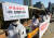 22일 오전 서울 구로구 연세중앙교회에서 앞에서 시민들이 현장 예배 중단을 촉구하고 있다. [뉴스1]