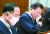 문재인 대통령(왼쪽 두 번째)이 19일 청와대에서 코로나19 대응 논의를 위한 1차 비상경제회의 발언을 위해 마스크를 벗고 있다. [청와대사진기자단]