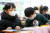 지난 1월28일 대구의 한 초등학교 교실에서 초등학생들이 마스크를 쓰고 있다. [뉴스1]