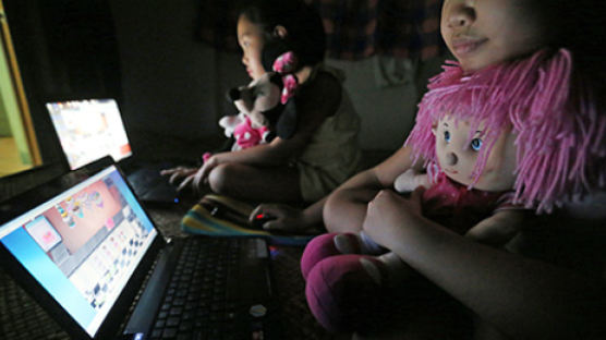 FBI 경고 "코로나로 휴교한 아이들, 온라인 성착취 연루 위험"