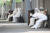 23일 오후 서울 송파구 잠실야구장에 설치된 드라이브 스루 선별진료소에서 의료진이 의자에 앉아 잠시 쉬고 있다. 연합뉴스