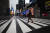 23일 신종 코로나 확산에 따른 폐쇄 명령으로 미국 뉴욕시 타임스퀘어 광장 앞이 텅빈 가운데 한 남성이 횡단보도를 건너고 있다.[AP=연합뉴스]