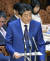 23일 일본 도쿄 의회에서 연설하고 있는 아베 신조 일본 총리. 이날 아베 총리는 도쿄 올림픽 연기 가능성을 처음 시사했다. 연합뉴스 