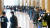 정부가 코로나19 관련 유럽발 입국자에 대한 검역을 강화한 가운데 23일 인천국제공항 1터미널에서 독일 프랑크푸르트 발 여객기를 타고 입국한 승객들이 격리시설로 이동하는 버스를 탑승하기 위해 줄지어 기다리고 있다.[뉴시스]