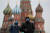 마스크를 쓴 채 러시아 모스크바 붉은 광장 근처를 걷고 있는 젊은이들. [연합뉴스]