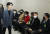 김정화 민생당 공동대표가 24일 국회에서 박주선 의원의 공천배제에 항의하기 위해 광주에서 올라온 지지자들에게 인사하고 있다. 연합뉴스