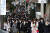 지난 20일 일본 도쿄 추오구 한 거리의 출근 시간 풍경. 대부분 마스크를 쓰고 있다. [AP=연합뉴스]