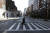 24일(현지시간) 한 여성이 텅 빈 미국 뉴욕 맨해튼 거리를 걷고 있다. 코로나19 확산 예방을 위해 모든 가게 영업을 중단하고 주민에게 사실상 외출 금지령을 내림에 따라 미국이 멈춰섰다. [EPA=연합뉴스]