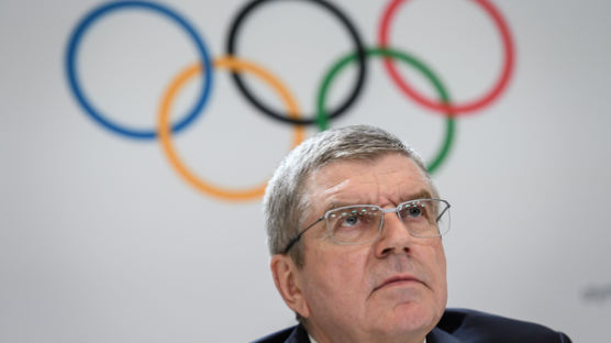 하루전까지 “연기없다”던 IOC, 도쿄올림픽 미룬건 내부 반란?