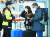 정부는 신종 코로나바이러스 감염증(코로나19)의 해외유입 차단을 강화했다. 24일 영국 런던발 여객기로 입국한 외국인들이 인천국제공항에서 경찰관의 안내를 받고 있다. [뉴스1]