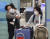 23일 인천국제공항 1터미널에서 미국 샌프란시스코발 여객기 탑승객들이 입국장을 나서고 있다. [뉴스1]