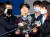 미성년자를 포함한 여성을 협박해 성 착취 불법 촬영물을 제작하고 유포한 텔레그램 '박사방' 운영자 조주빈이 25일 오전 서울 종로경찰서에서 검찰로 송치되고 있다. 연합뉴스