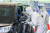 24일 서울 송파구 잠실종합운동장 주경기장에 설치된 신종 코로나바이러스 감염증(코로나19) 서울시 승차검진 선별진료소에서 시민들이 차량에 탄 채 검사를 받고 있다. 뉴스1