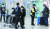 영국 런던발 항공편으로 입국한 외국인들이 24일 오후 인천국제공항 2터미널에 도착해 임시생활시설로 향하는 버스를 타기 위해 이동하기 전 경찰과 육군 현장 지원팀의 설명을 듣고 있다. 연합뉴스