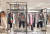 미국 컨템포러리 브랜드 ‘앨리스 앤 올리비아’의 첫 번째 팝업 스토어. 지난 5일 갤러리아 백화점 명품관 WEST 2층에 오픈했다. [사진 삼성물산]