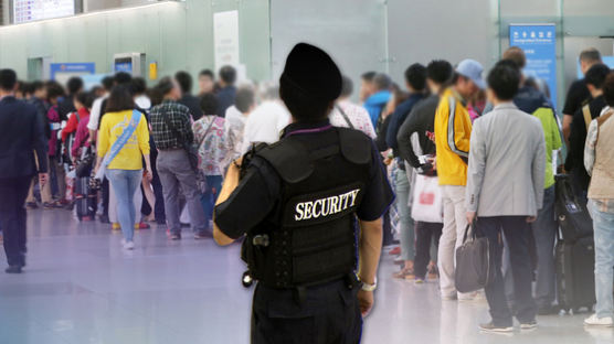 “출입 왜 안돼”… 공항 보안구역서 흉기 휘두른 미국인 구속