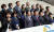 열린민주당이 지난 22일 국회 본청 앞에서 김의겸 전 청와대 대변인(윗쭐 왼쪽 두번째), 최강욱 전 공직기강비서관(윗줄 오른쪽 첫번째) 등 문재인 정부 청와대 출신을 망라한 4월 총선 비례대표 후보 명단을 공개했다. 변선구 기자